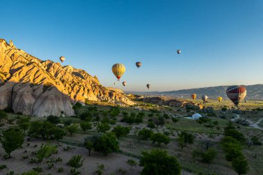 Kapadokya 'daki en büyük turistik yer sıcak hava balonu gezisidir. Kapadokya tüm dünyada sıcak hava balonu için en iyi duraklardan biri olarak bilinir. Goreme, Kapadokya, Türkiye.