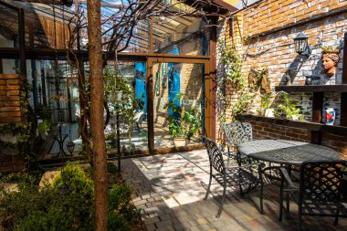 Sokakta güzel bir kafe var.