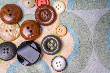 Kumaştan yapılmış bir arkaplanda farklı düğmeler