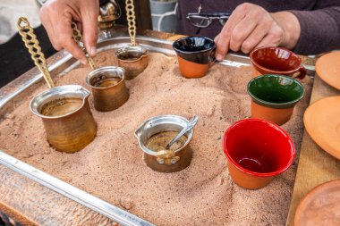 Türk kahvesi demleme süreci. Yiyecek.