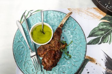 Yeşil bezelye püresiyle dana eti.