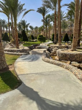 Deniz kenarındaki bir tatil köyünde güzel bir mimari.