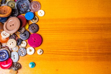 Kumaştan yapılmış bir arkaplanda farklı düğmeler