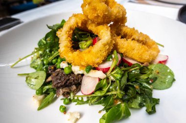 Kızarmış kalamar ve sebze salatası.