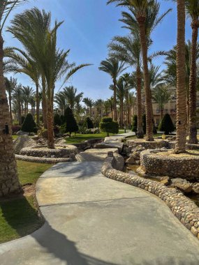 Deniz kenarındaki bir tatil köyünde güzel bir mimari.