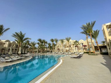 Deniz kenarındaki bir tatil köyünde güzel bir mimari.