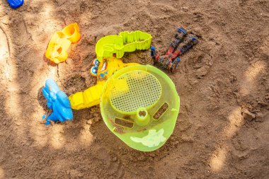 Sahilde oynamak için çocuk oyuncakları.