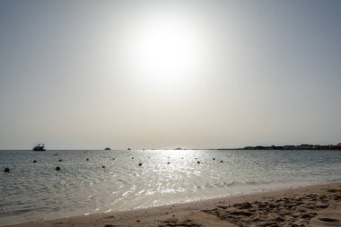 Sabah arkaplanda güzel bir deniz manzarası