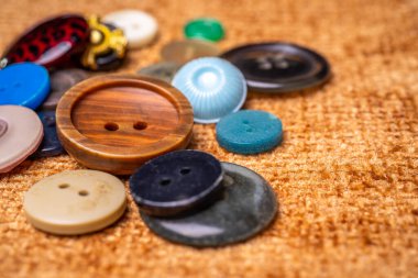 Kumaştan yapılmış bir arkaplanda farklı düğmeler