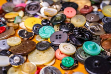 Kumaştan yapılmış bir arkaplanda farklı düğmeler