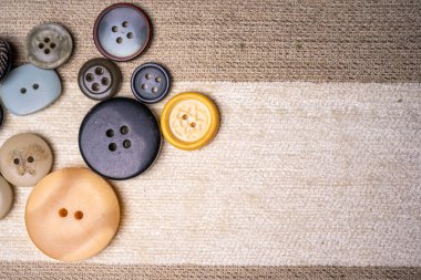 Kumaştan yapılmış bir arkaplanda farklı düğmeler