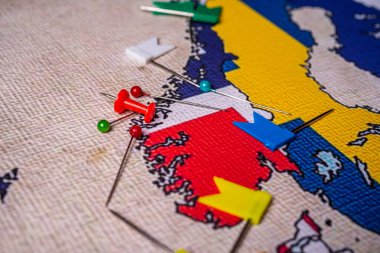 Norveç ve İsveç Avrupa haritası arka planında