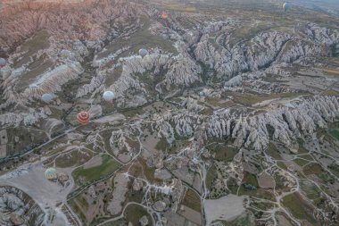 Kapadokya 'daki en büyük turistik yer sıcak hava balonu gezisidir. Kapadokya tüm dünyada sıcak hava balonu için en iyi duraklardan biri olarak bilinir. Goreme, Kapadokya, Türkiye.