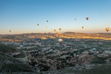 Kapadokya 'daki en büyük turistik yer sıcak hava balonu gezisidir. Kapadokya tüm dünyada sıcak hava balonu için en iyi duraklardan biri olarak bilinir. Goreme, Kapadokya, Türkiye.