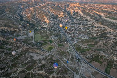 Kapadokya 'daki en büyük turistik yer sıcak hava balonu gezisidir. Kapadokya tüm dünyada sıcak hava balonu için en iyi duraklardan biri olarak bilinir. Goreme, Kapadokya, Türkiye.