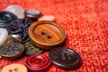 Kumaştan yapılmış bir arkaplanda farklı düğmeler