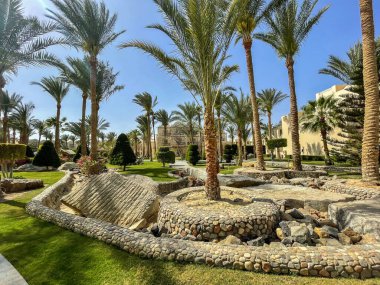 Deniz kenarındaki bir tatil köyünde güzel bir mimari.