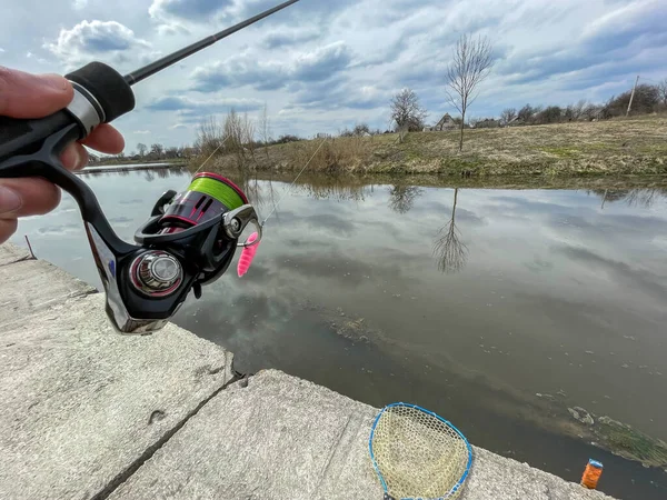 Pesca Alla Trota Sullo Sfondo Del Lago — Foto Stock