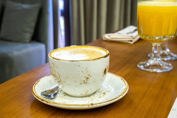 Glas Mit Cappuccino Kaffee Auf Dem Tisch — Stockfoto