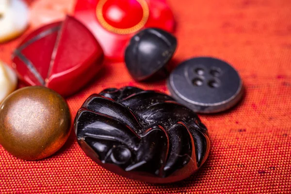 Kumaştan Yapılmış Bir Arkaplanda Farklı Düğmeler — Stok fotoğraf