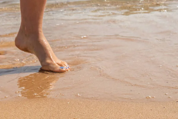 Beautiful Legs Manicure Sea Sand — Stock Photo, Image