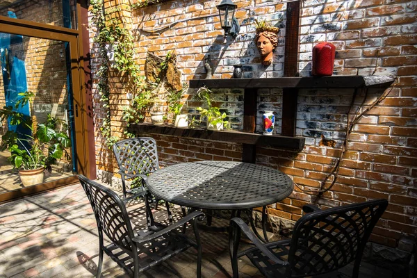 通りの背景にある美しいカフェ — ストック写真