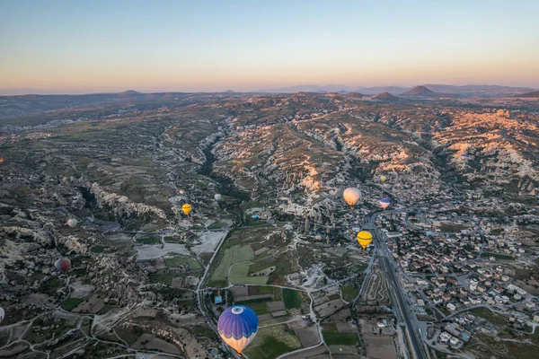 Kapadokya 'daki en büyük turistik yer sıcak hava balonu gezisidir. Kapadokya tüm dünyada sıcak hava balonu için en iyi duraklardan biri olarak bilinir. Goreme, Kapadokya, Türkiye.