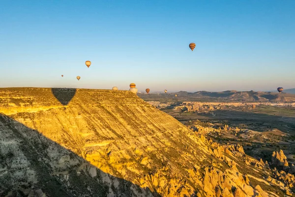 カッパドキアの大きな観光名所は熱気球に乗ることです カッパドキアは 熱気球のための最高の目的地の一つとして世界中で知られています ゴーム カッパドキア トルコ — ストック写真