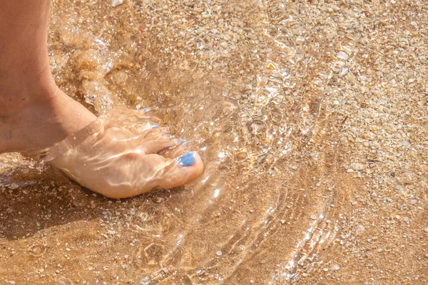 Beautiful Legs Manicure Sea Sand — Stock Photo, Image