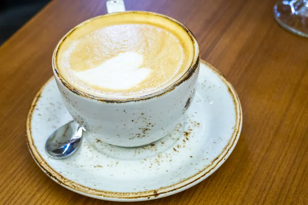 Glas Med Cappuccino Kaffe Bordet — Stockfoto