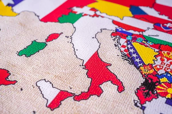 Erope地图背景上有国旗的意大利 — 图库照片