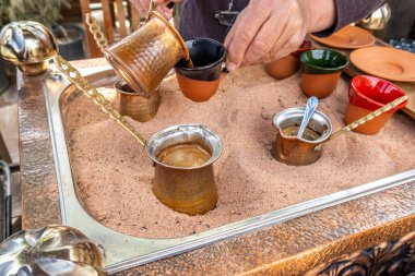 Türk kahvesi demleme süreci. Yiyecek.