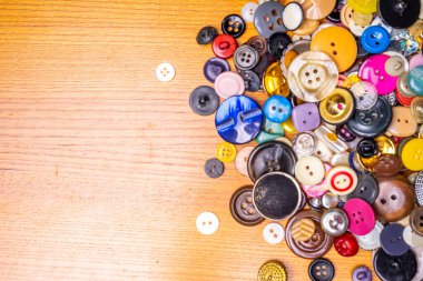 Kumaştan yapılmış bir arkaplanda farklı düğmeler