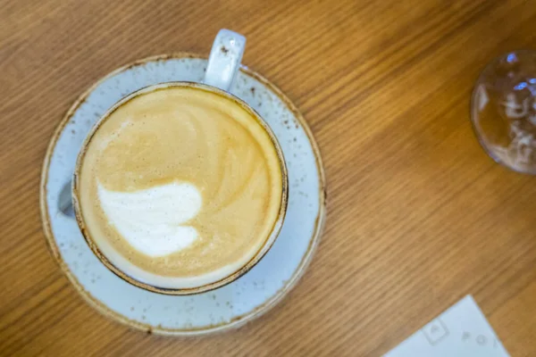 Glas Mit Cappuccino Kaffee Auf Dem Tisch — Stockfoto