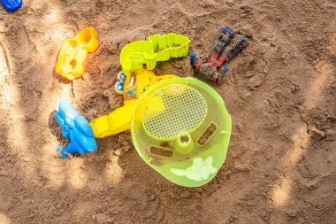 Sahilde oynamak için çocuk oyuncakları.