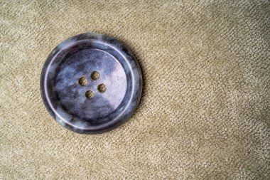 Kumaştan yapılmış bir arkaplanda farklı düğmeler