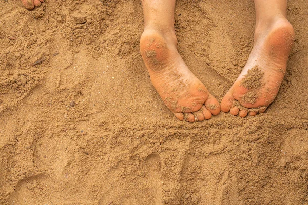 海のビーチで砂の上の子供の足 — ストック写真