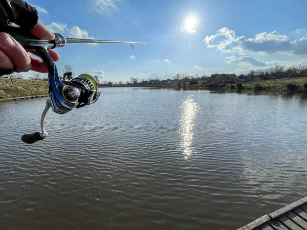 Pesca Del Luccio Sullo Sfondo Del Lago — Foto Stock