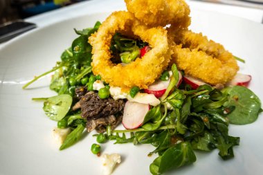 Kızarmış kalamar ve sebze salatası.