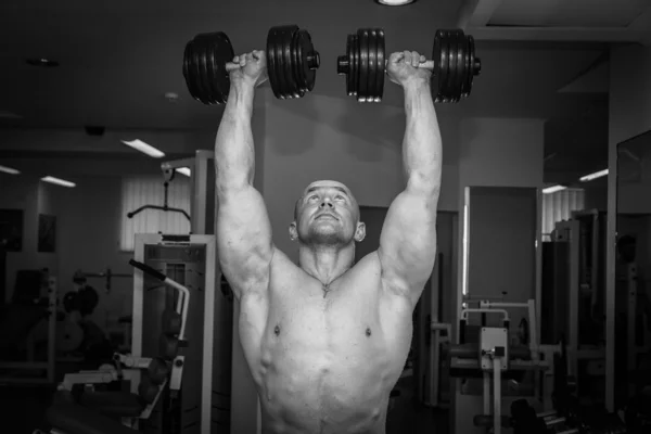 Adam dumbbells ile eğitim — Stok fotoğraf