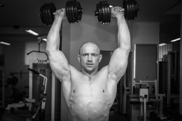 Hombre entrenando con pesas — Foto de Stock