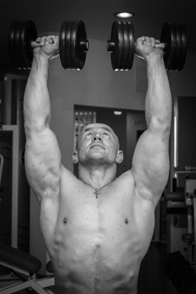 Hombre entrenando con pesas — Foto de Stock