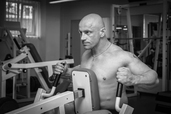 Entrenamiento de hombre en simulador — Foto de Stock