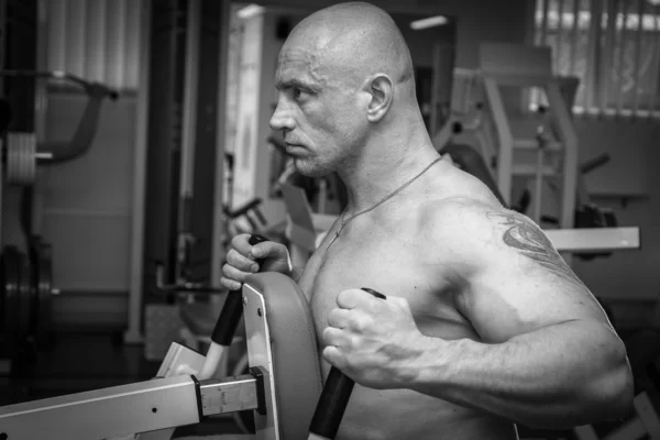 Entrenamiento de hombre en simulador — Foto de Stock