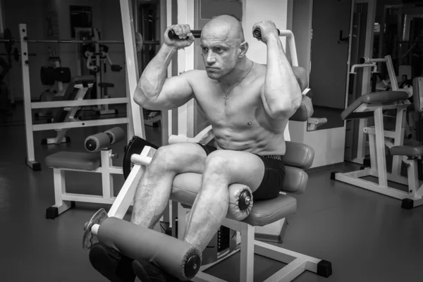 Entrenamiento de hombre en simulador — Foto de Stock