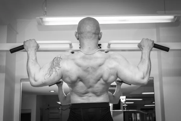 Entrenamiento de hombre en simulador — Foto de Stock