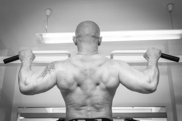 Entrenamiento de hombre en simulador —  Fotos de Stock