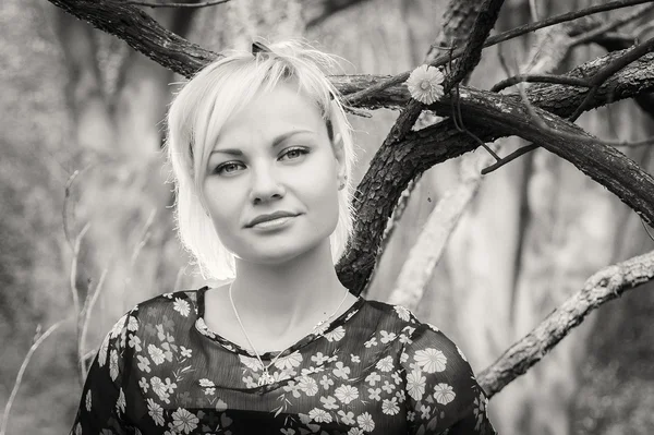 Frau im Wald — Stockfoto