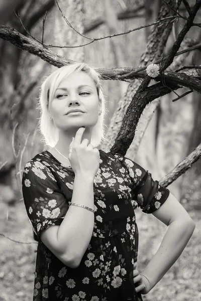 Frau im Wald — Stockfoto