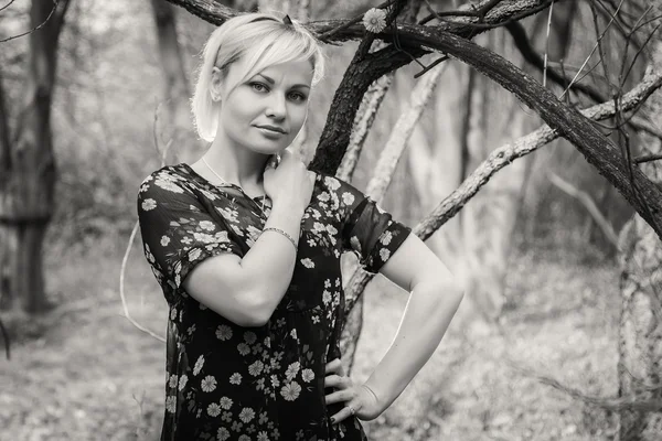 Vrouw in het bos — Stockfoto